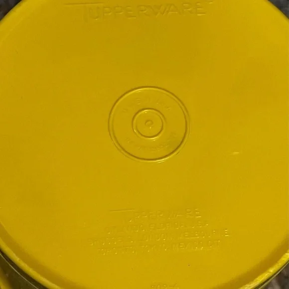 Vintage Tupperware canister with lid. Excellent condition. - Picture 3 of 3